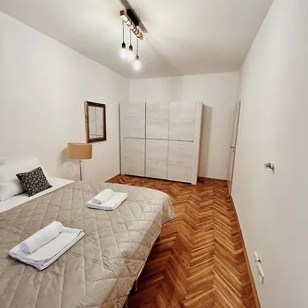 Sunlit Vinohrady Apartment Prague